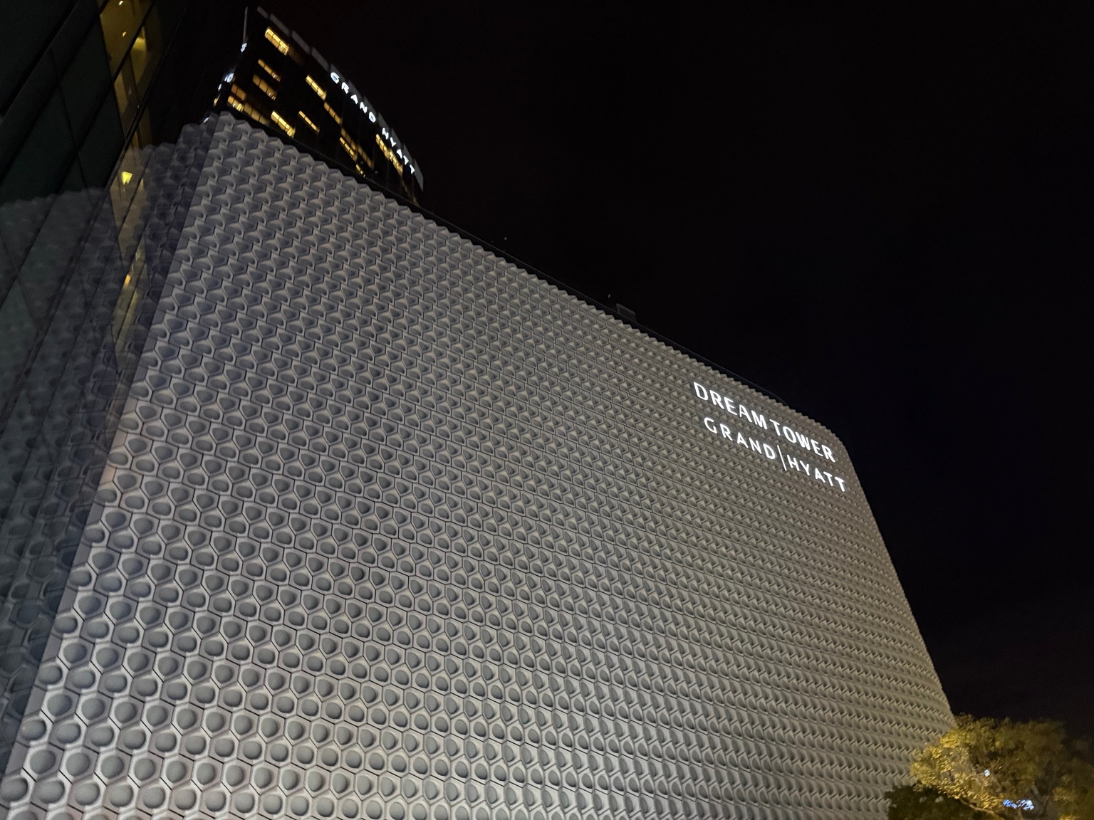 DREAM TOWERとGRAND HYATTの看板が見える済州ドリームタワーの夜間外観