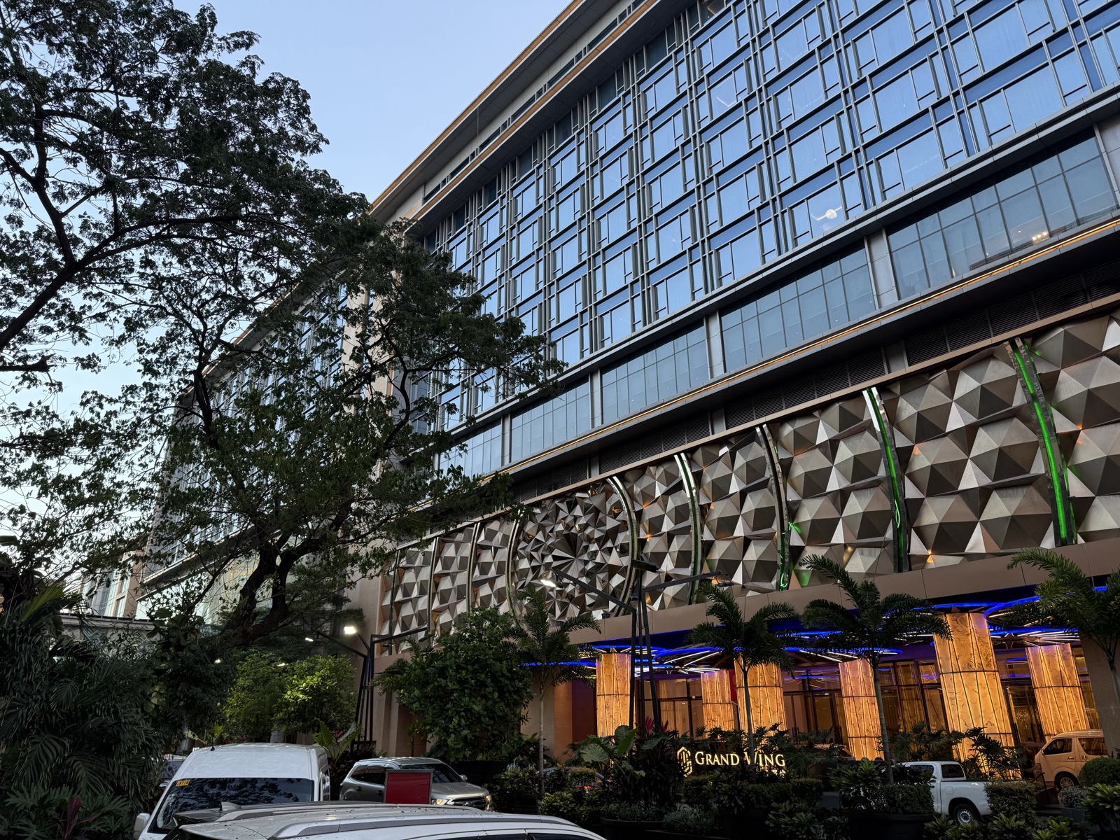 Newport World Resorts(旧Resorts World Manila) 外観 — NAIA第3ターミナル目の前のIR