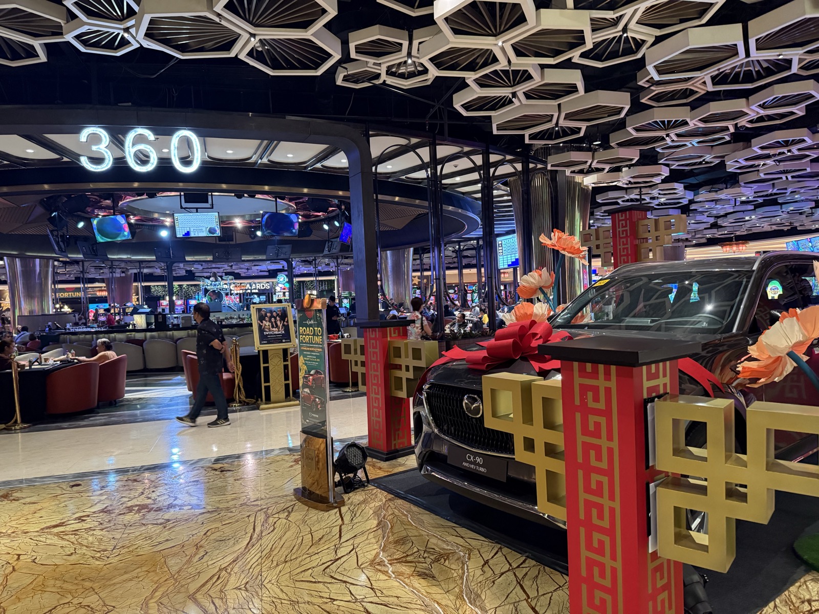 Newport World Resorts 内装 — ポーカールームのあるカジノフロア