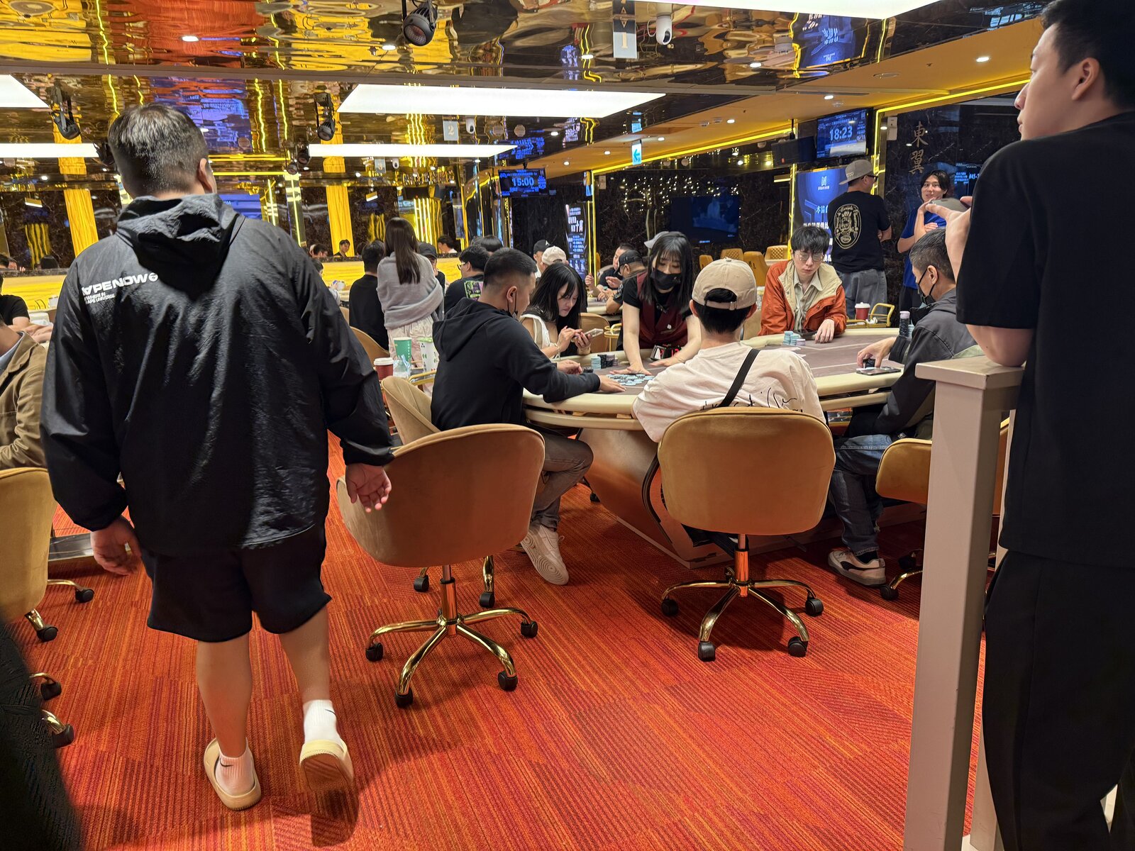 台北Dream Roomの高級感あるポーカーフロア