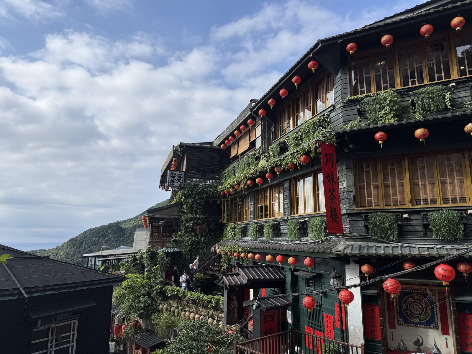 台湾九份の山あいの街並みと赤い提灯