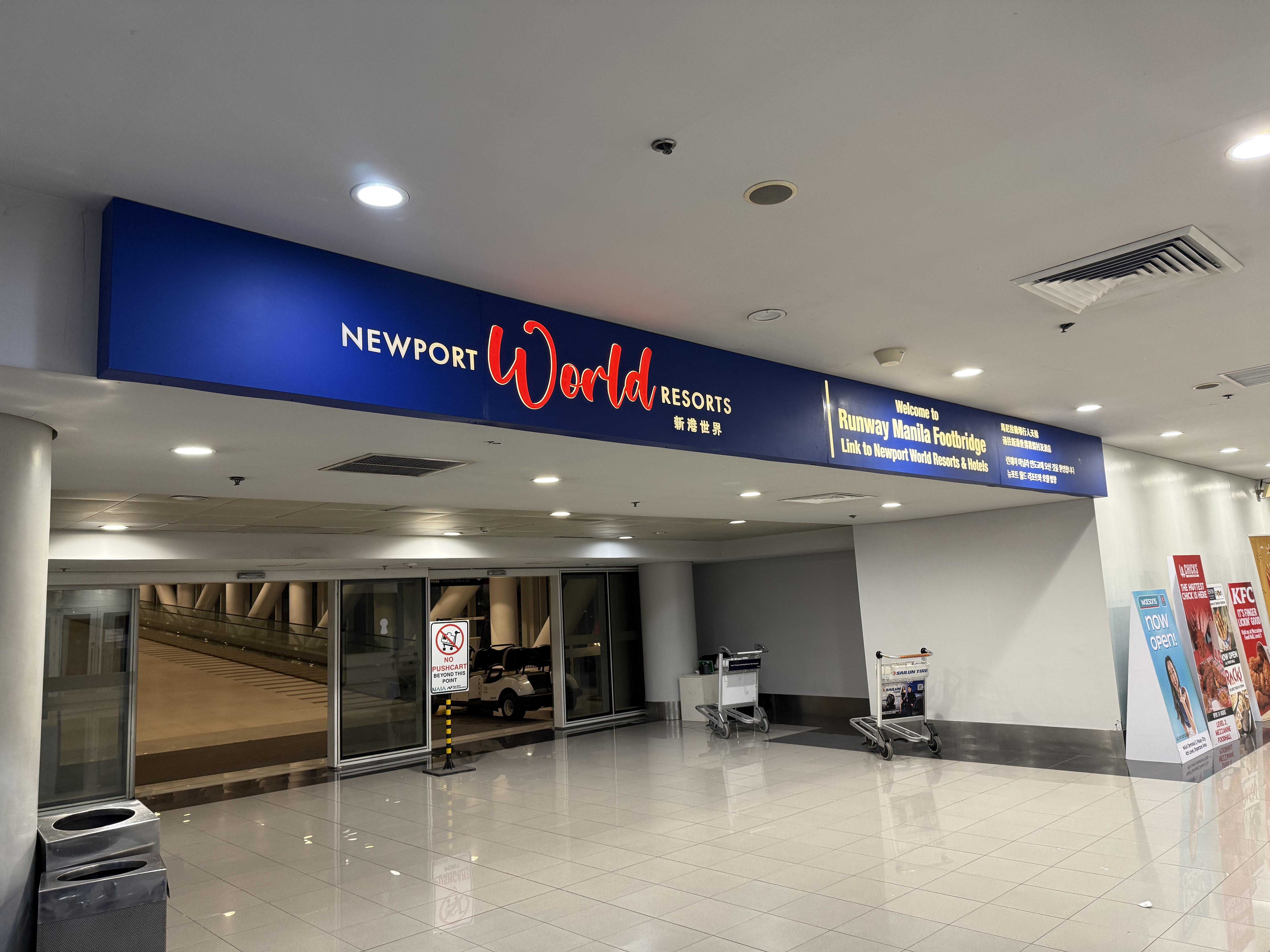 Newport World Resorts Runway Manila Footbridge 入り口