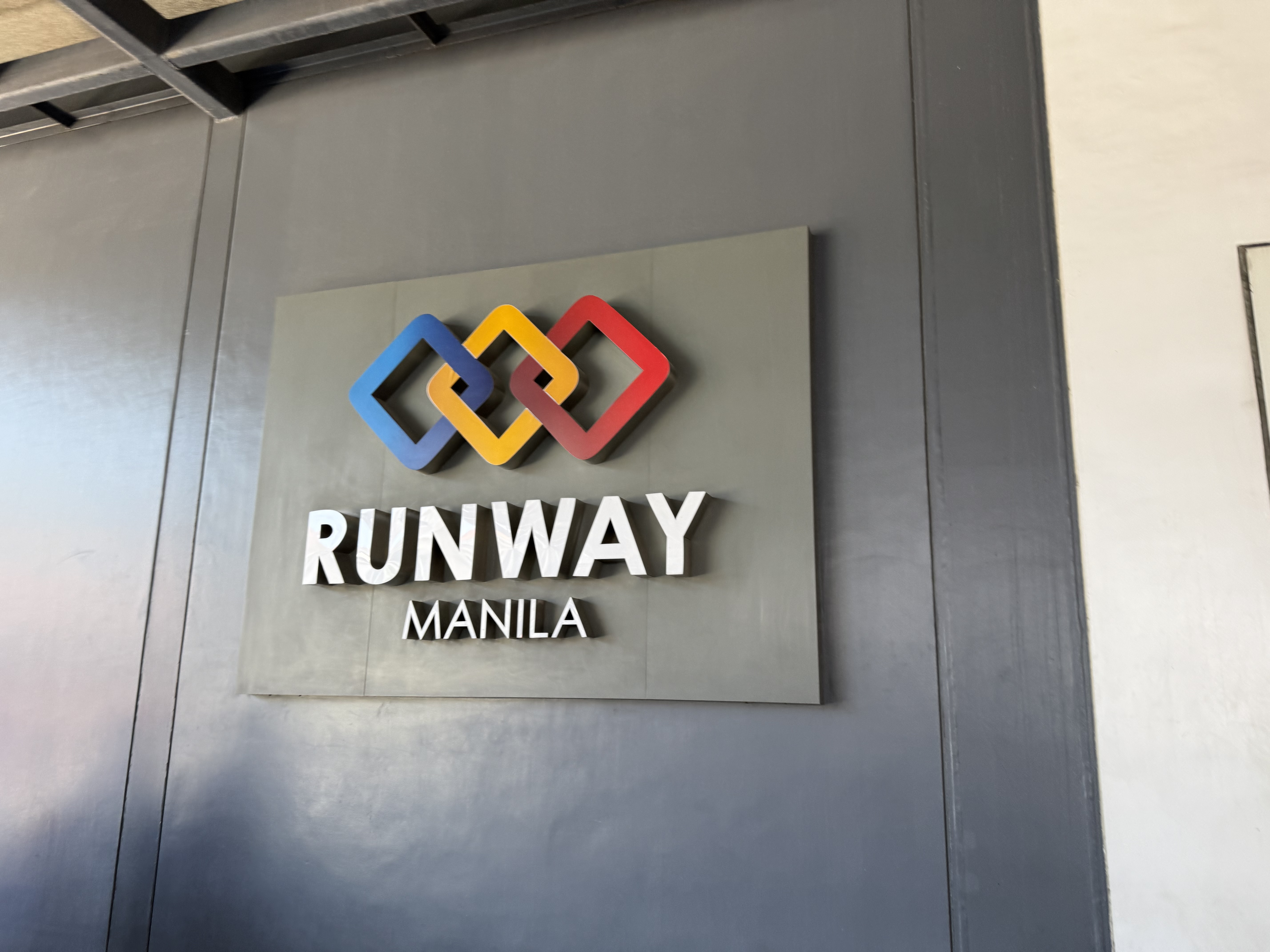 RUNWAY MANILA — NAIA T3からNewport World Resortsへの無料連絡通路