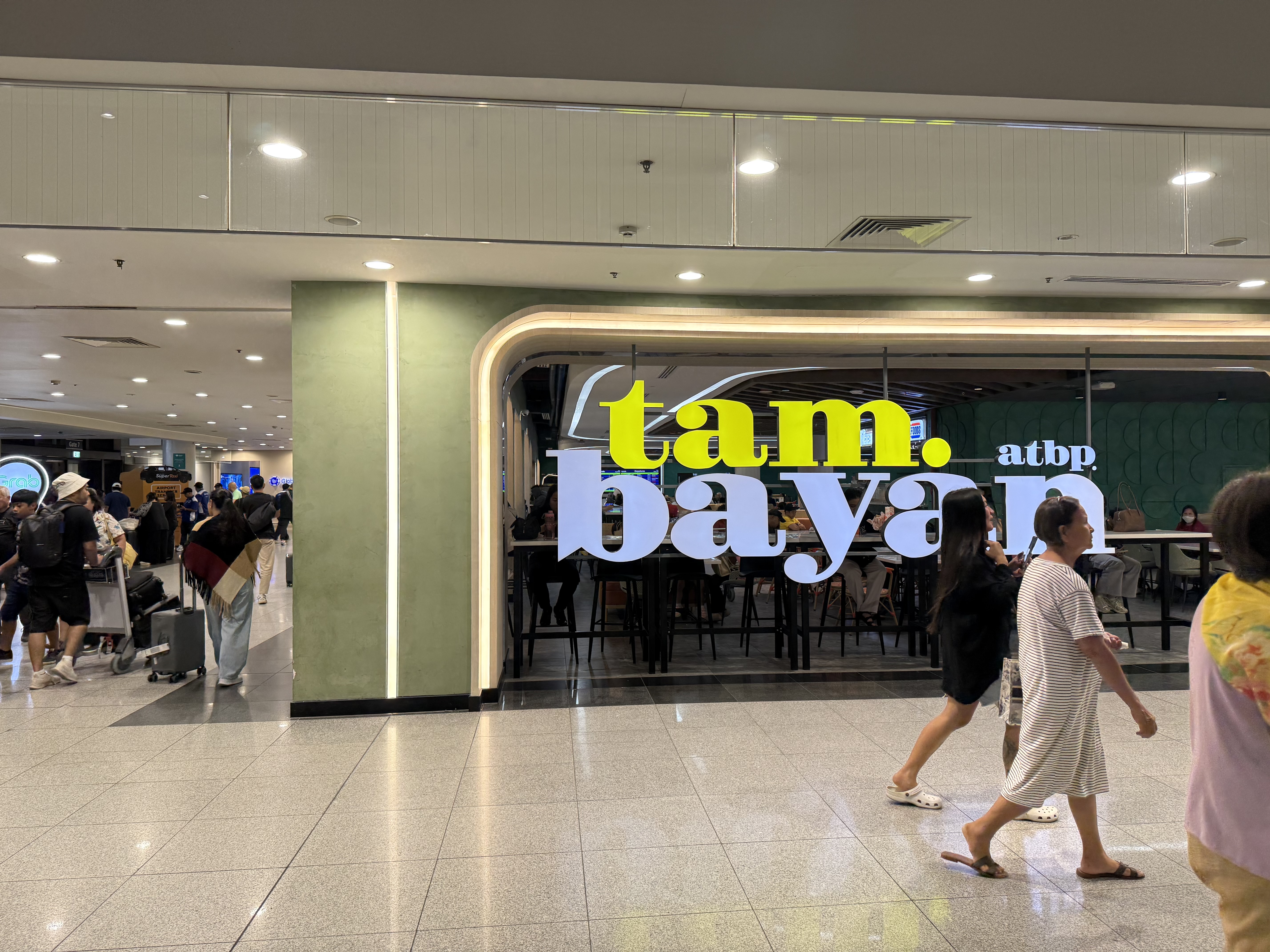 tambayan atbp — NAIA T3到着フロアの目印となるフードホール
