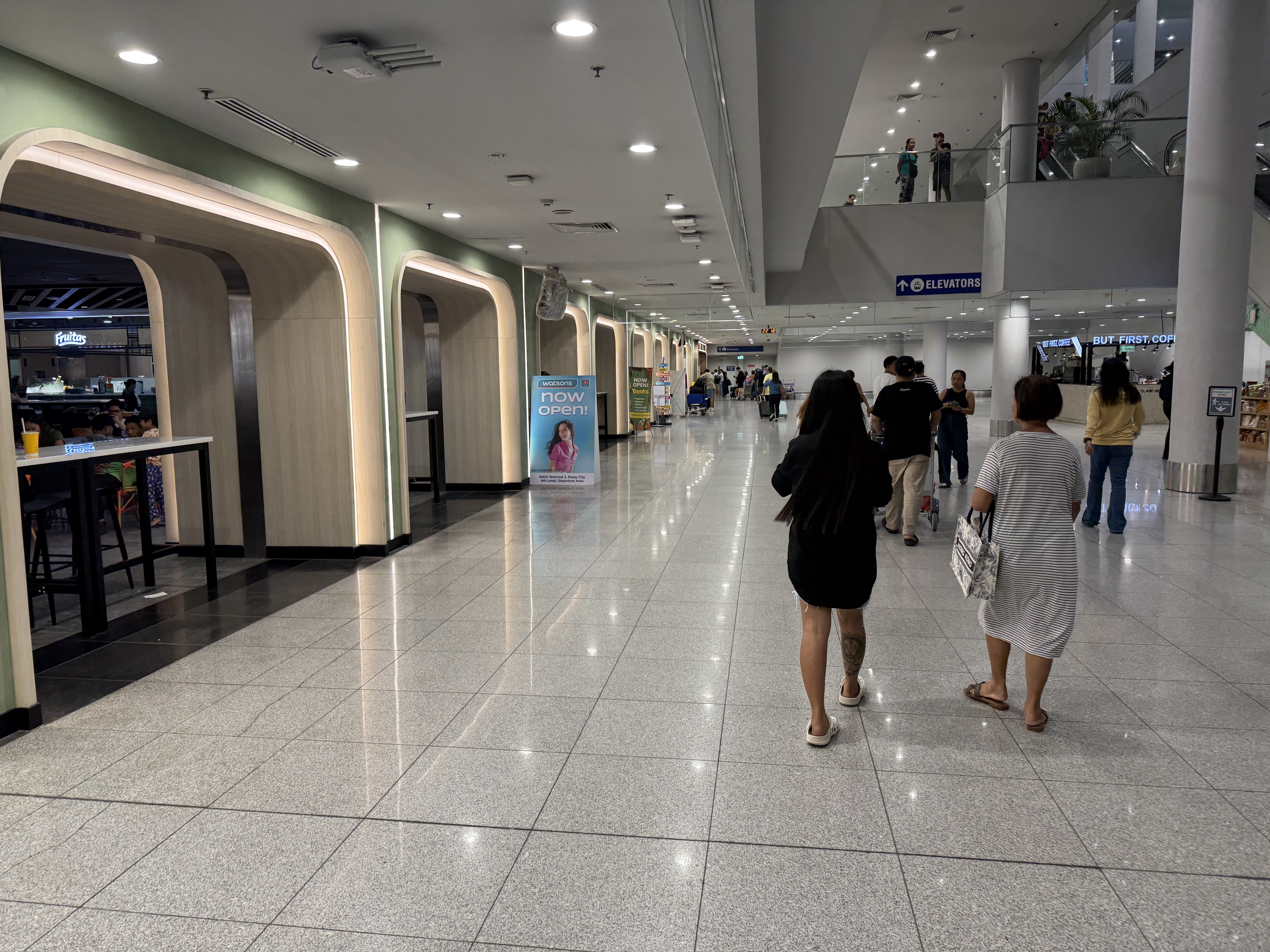 Runway Manila 館内 — まっすぐ歩く