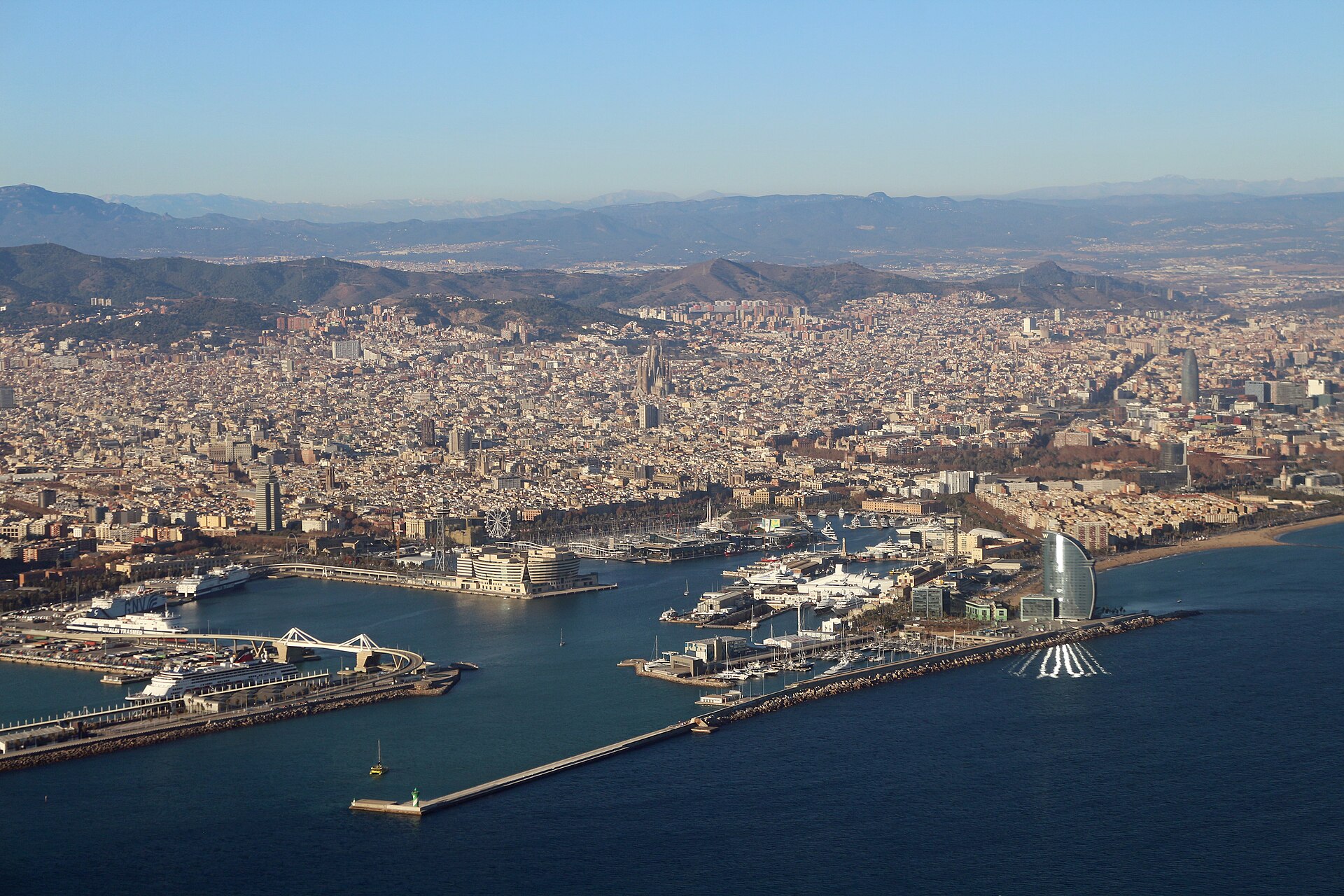 バルセロナ市街と地中海岸の空撮 — 海沿いに会場Casino BarcelonaのあるPort Olímpic地区