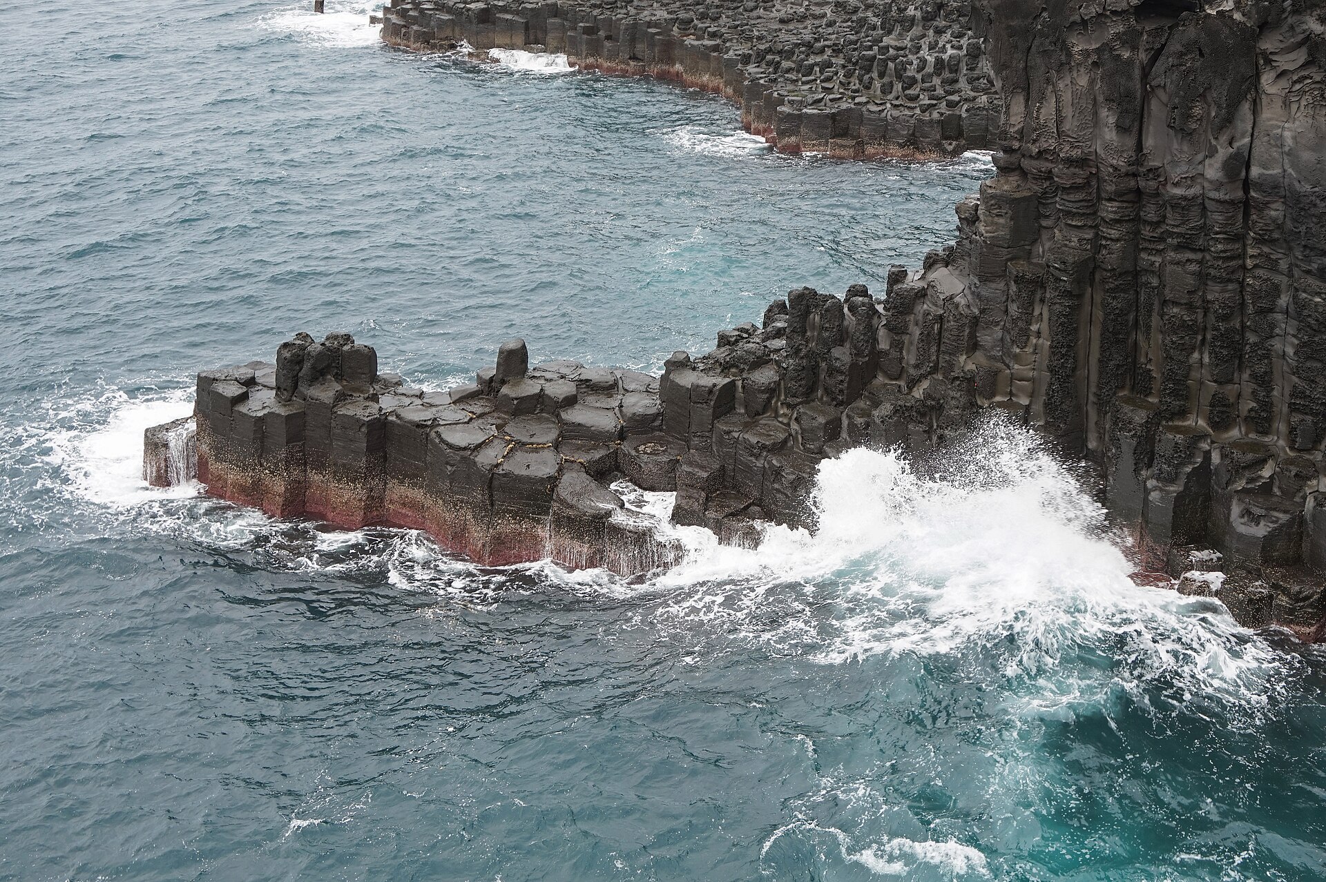 済州島・大浦海岸の柱状節理