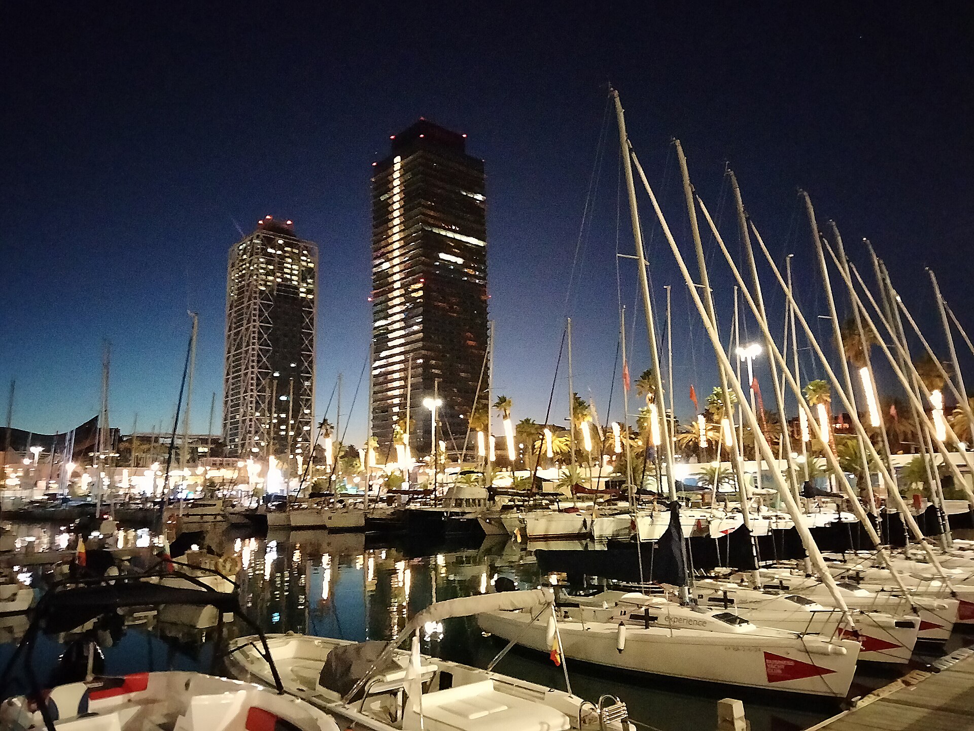 Port Olímpic(ポートオリンピック)とHotel Arts/Torre Mapfreの夜景 — Casino Barcelona至近