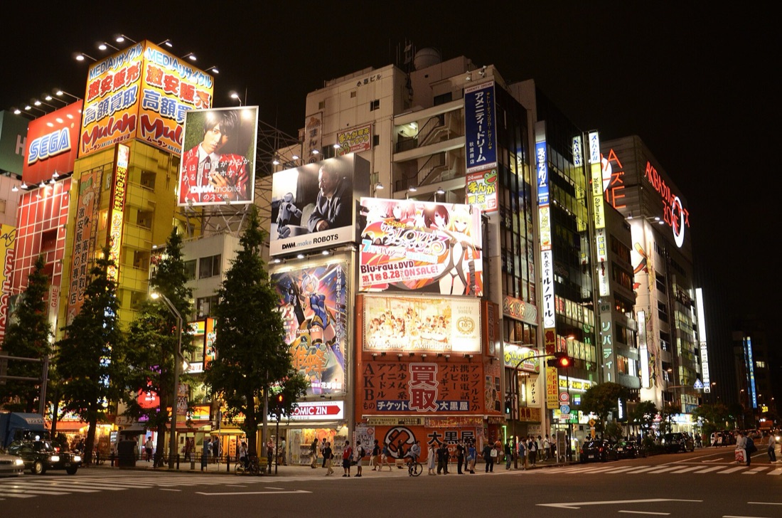 秋葉原のイメージ（夜の秋葉原）