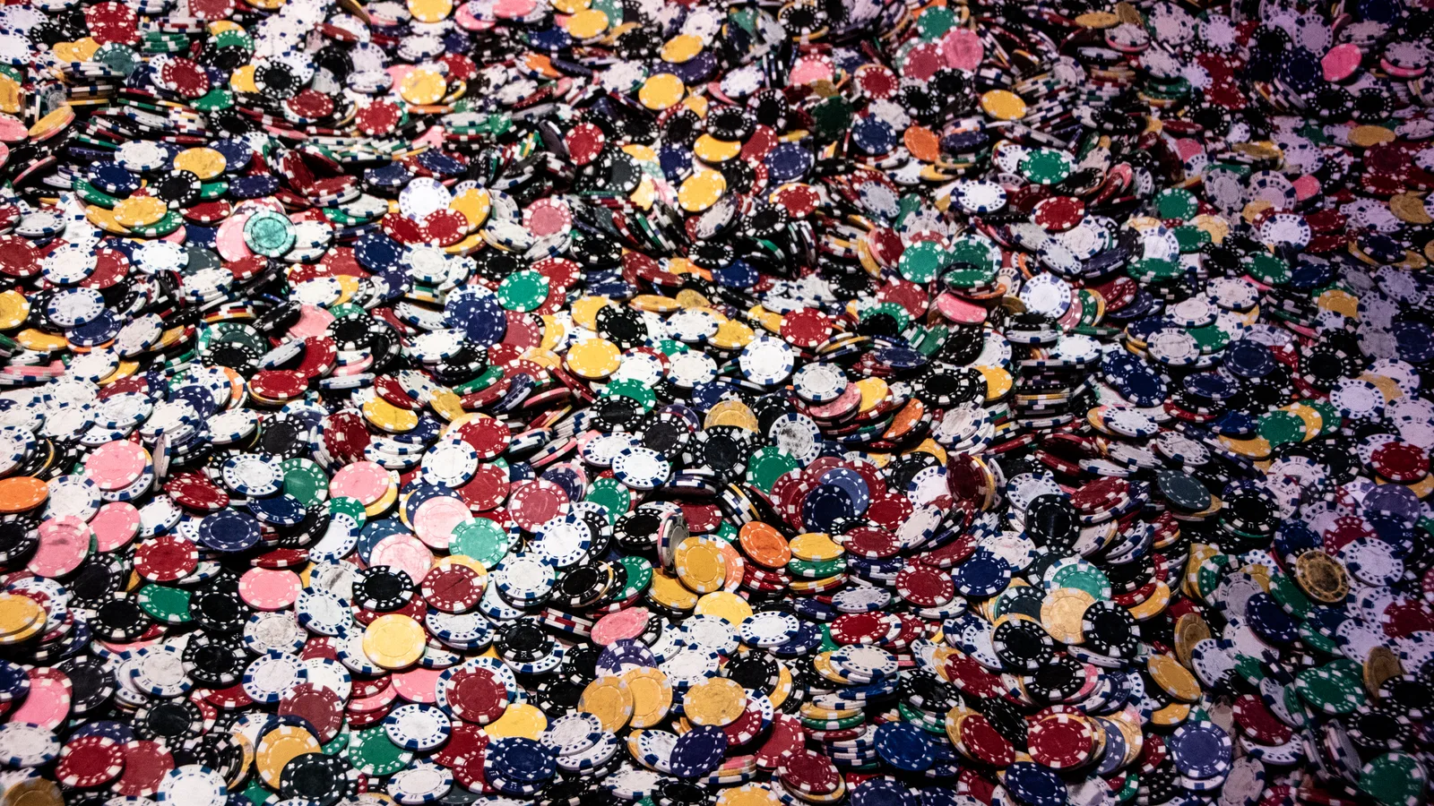 大量のポーカーチップ。海外大会では会場によって現金やカジノチップでバイインを支払う