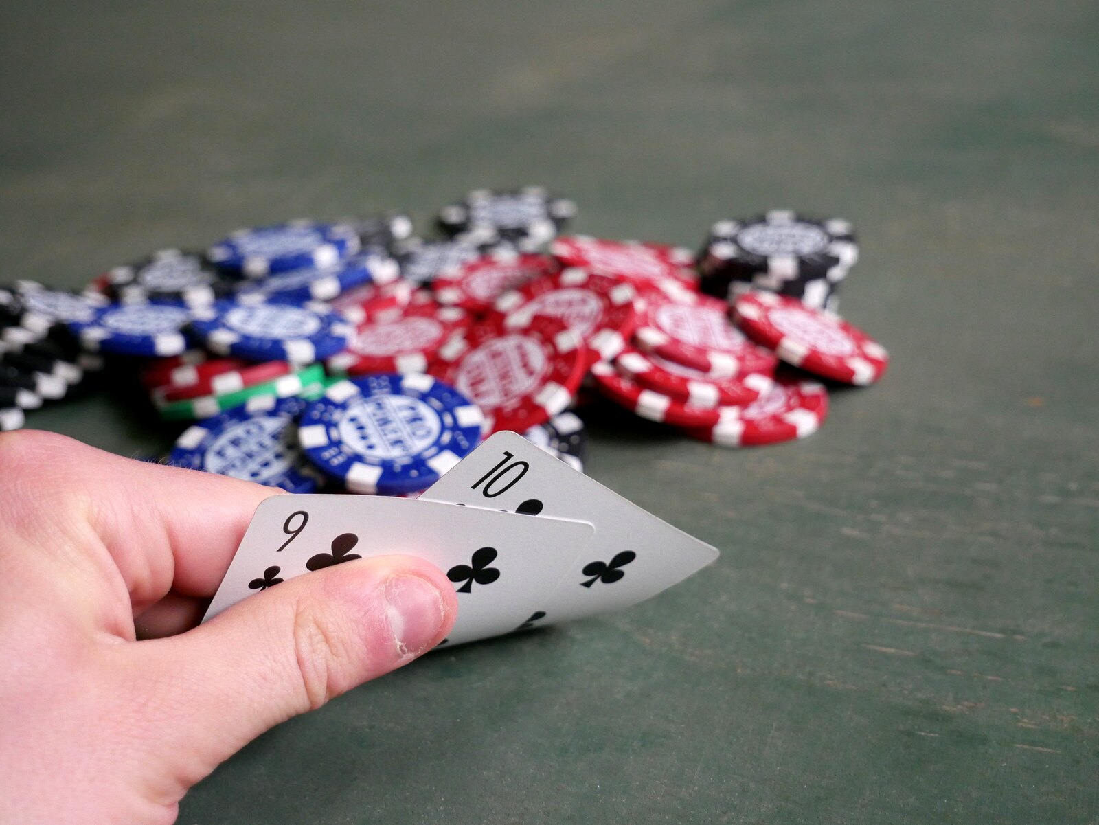 WPT Cambodia Main Eventをイメージしたポーカーカードとチップ