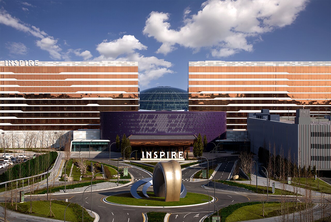 韓国・仁川のINSPIRE Entertainment Resortの外観。ホテル棟とエントランス前の庭