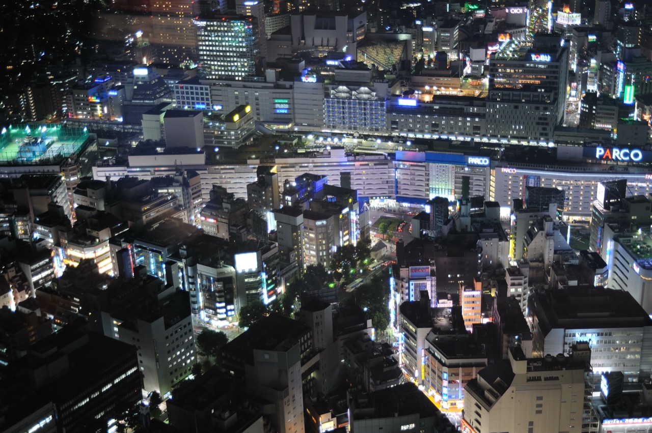 夜の池袋駅と周囲のビル