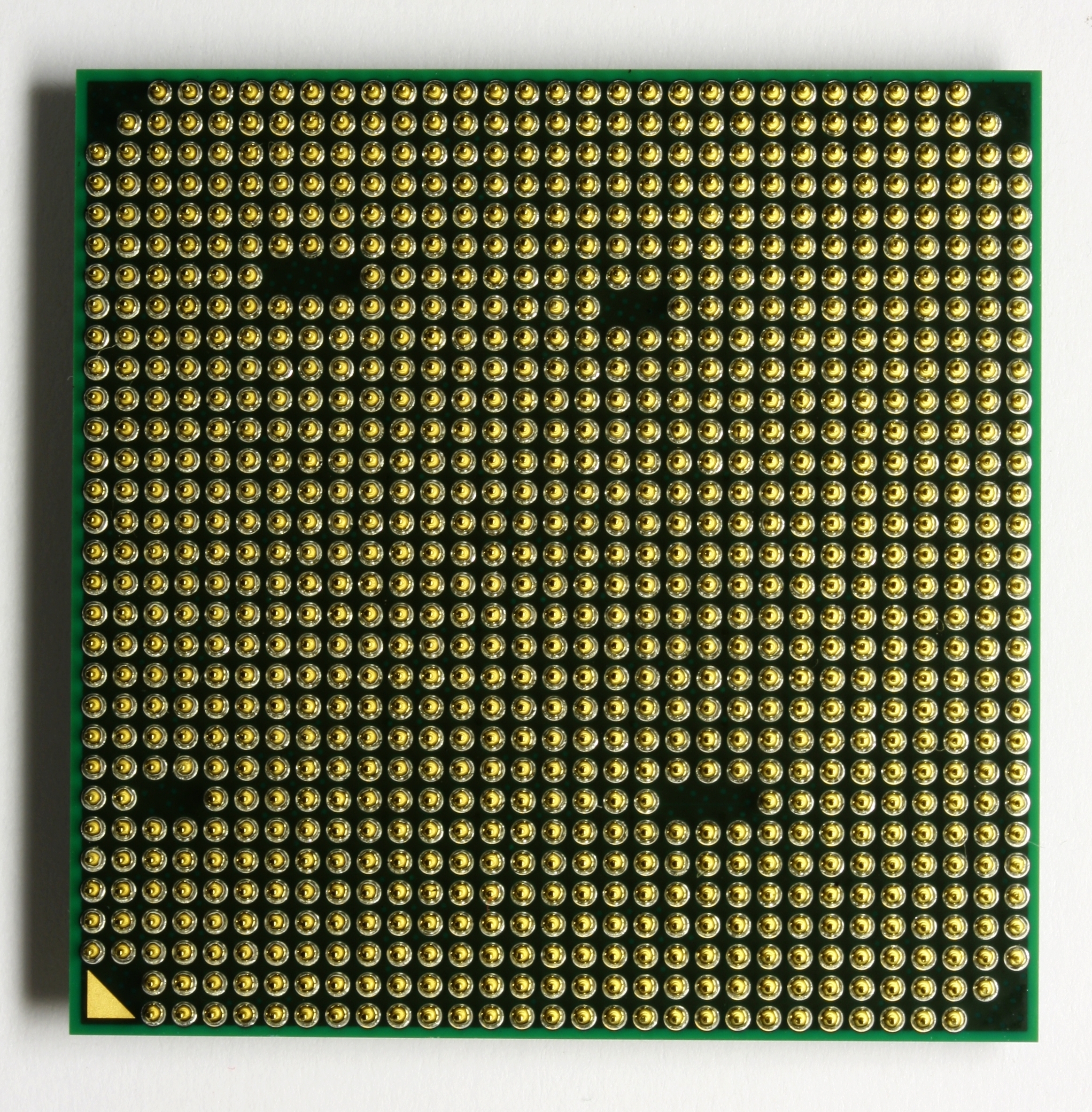 緑の基板に金色のピンが並ぶCPUの裏面。測定機とは異なる2010年の資料写真