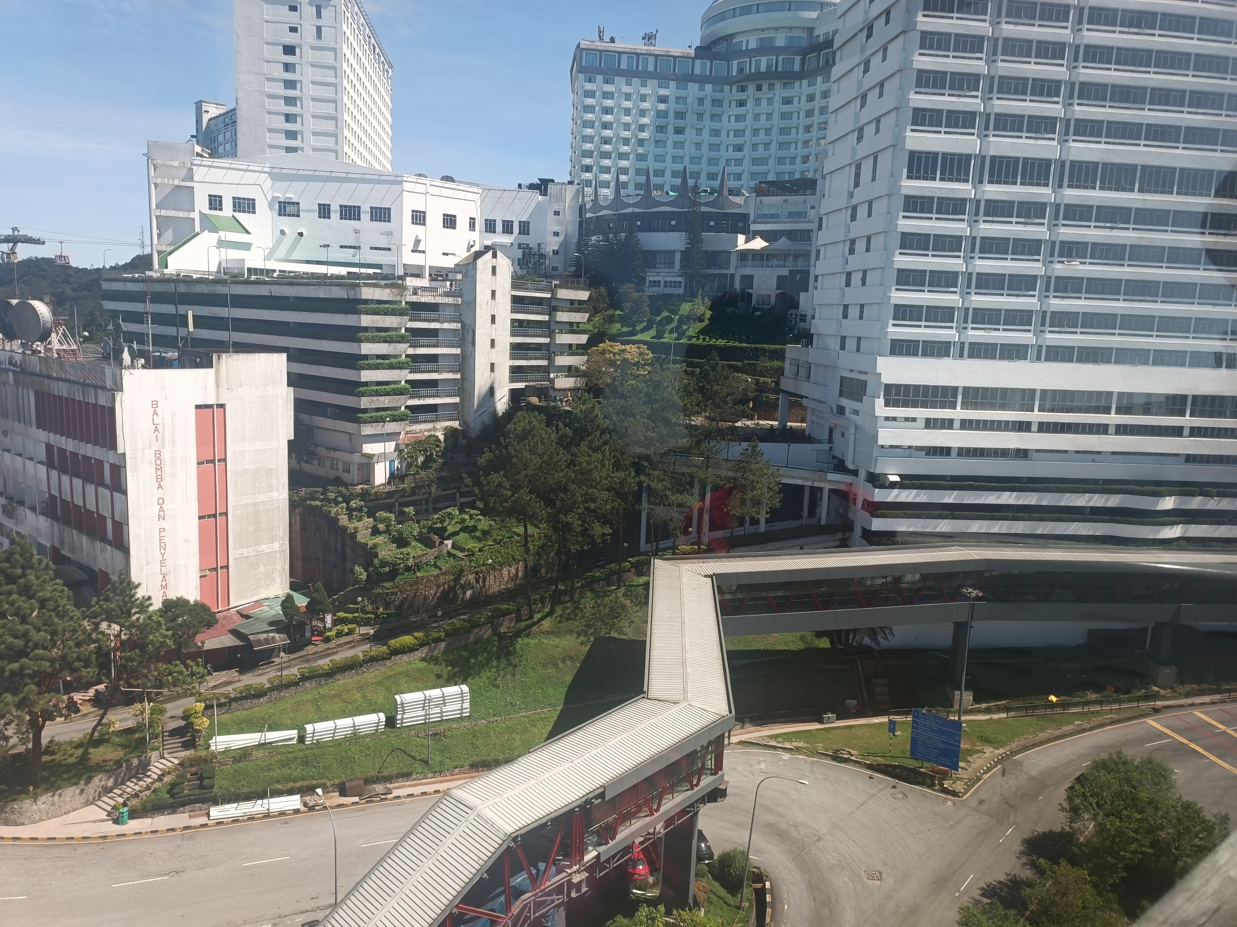 Genting Highlandsのリゾート周辺の建物と歩道橋(2023年9月撮影)