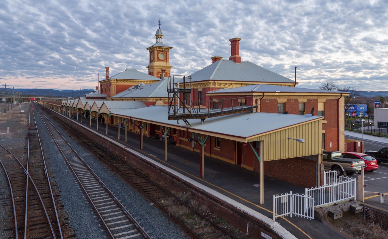 Albury駅の駅舎と線路