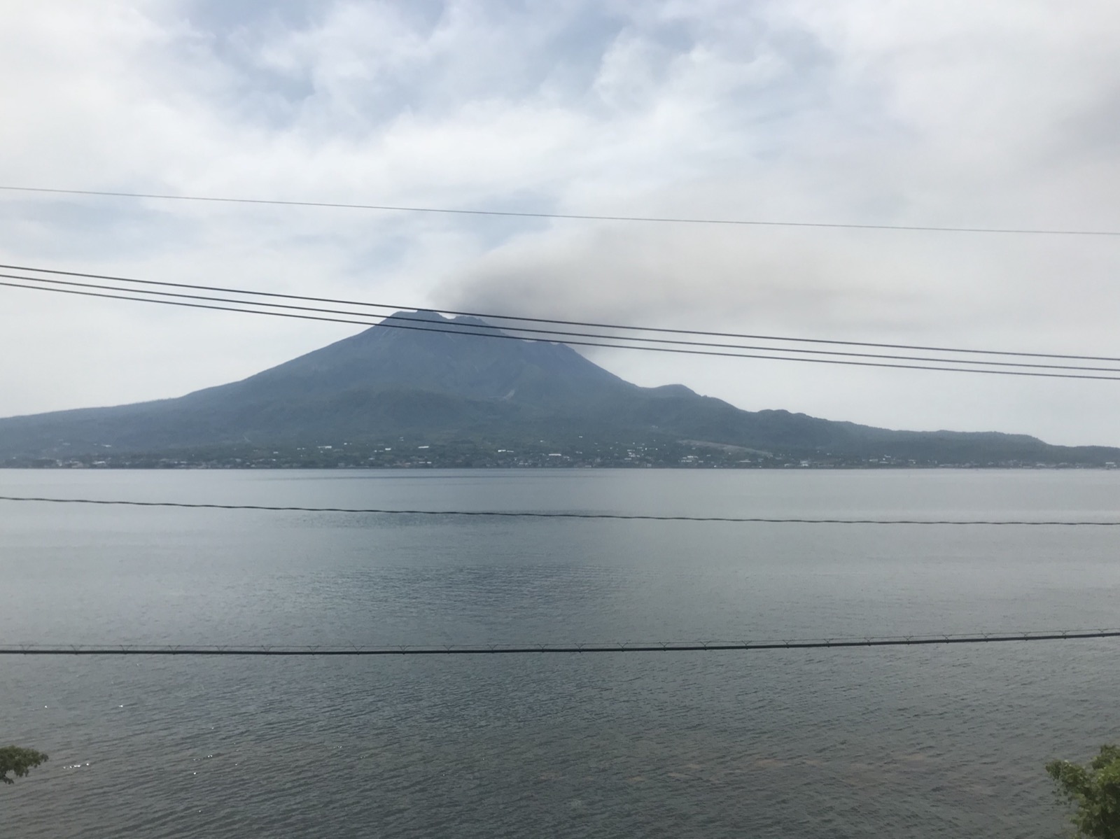 列車内から眺めた鹿児島湾と桜島